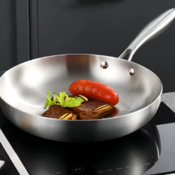 Poêle inox pour cuire viande et légumes