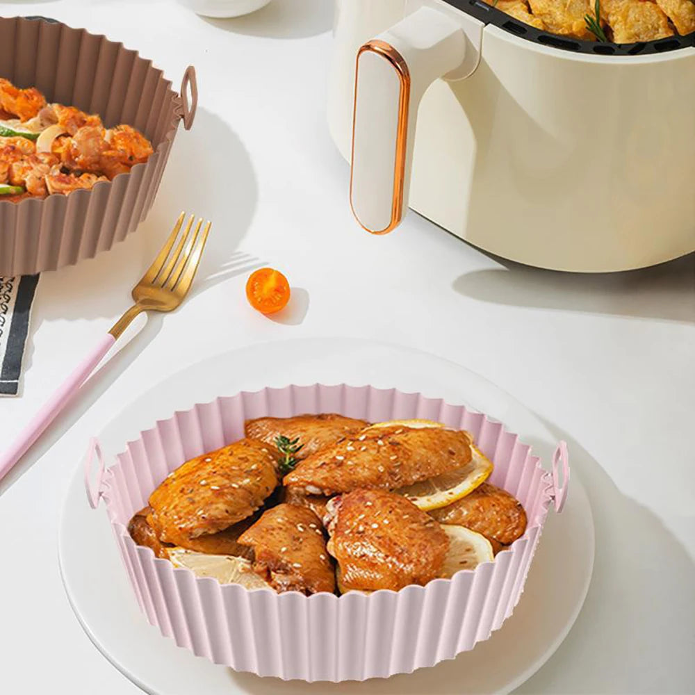 Revêtement-en-silicone-pour-friteuse-plateau-rond-rose-ailes-de-poulet-dans-le-revêtement-avec-fourchette-au-coté-gauche