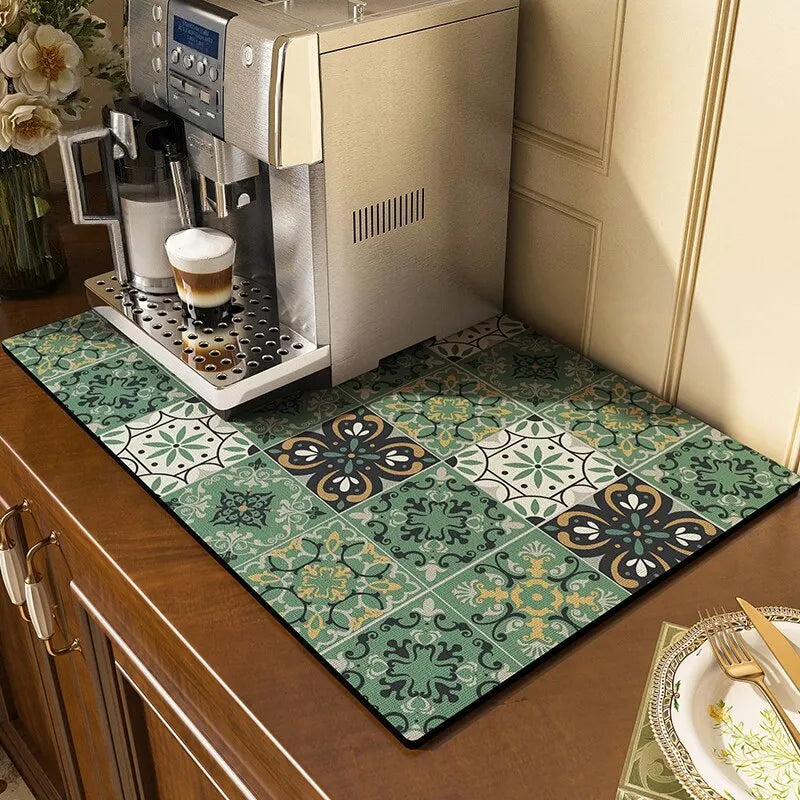 Tapis-de-séchage-de-vaisselle-bleu-sur-comptoir-sous-une-cafetière