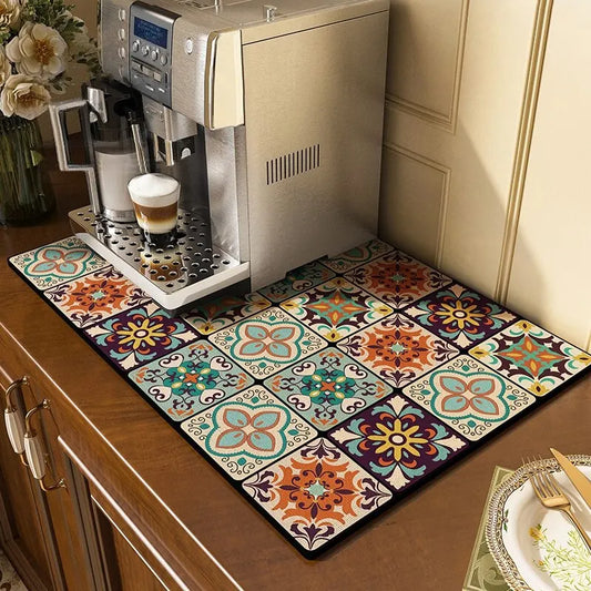 Tapis-de-séchage-de-vaisselle-multicolore-sur-comptoir-sous-une-cafetière