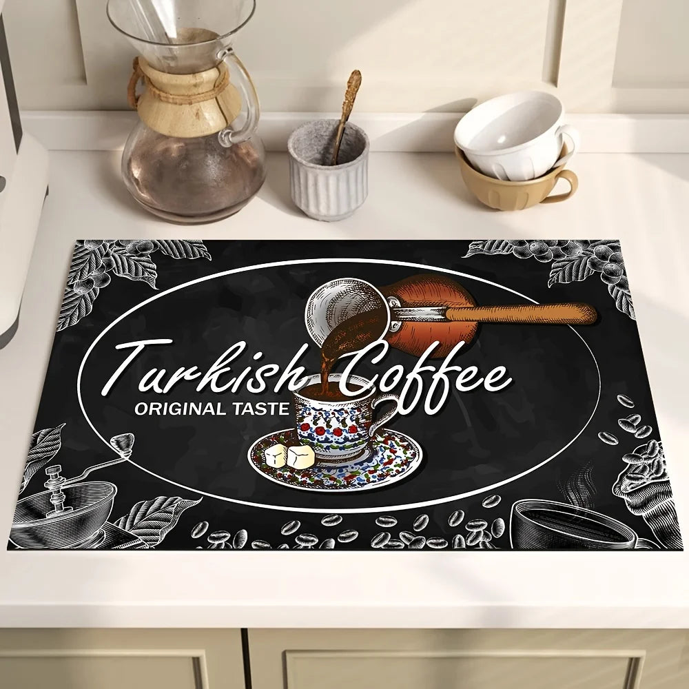 Tapis-absorbant-placé-sur-comptoir-de-cuisine-au-font-du-tapis-une-cafetiere-un-sucrier-deux-tasses-une-beige-et-une-blanche-sur-le-tapis-c'est-écrit-Turkish-Coffee  