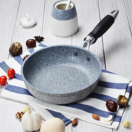 Poêle à frire en pierre durable sur table