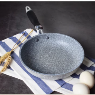 poêle_à_frire_en_pierre_sur_nappe